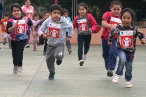 Varios de los alumnos del colegio Cas Serres durante la carrera Kilómetros de Solidaridad. Fotos: C. V.