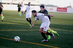 Juanma, centrocampista de la Peña, intenta marcharse de un jugador del Montuïri. Fotos: C. V.