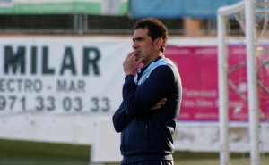 Dani Mori, entrenador de la Peña, observa preocupado el partido ante el Montuïri. Foto: C. V.