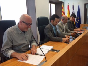 Los tenientes de alcalde, Joan Ribas, Alfonso Molina y Elena López, y el alcalde Rafa Ruiz, en un pleno. 