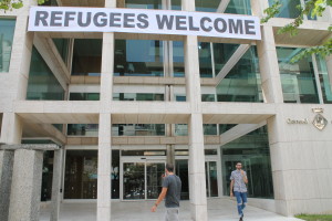 Cartel de bienvenida a los refugiados en el Consell de Ibiza.