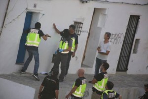 Imagen del momento en el que la policía fuerza la entrada de una de las viviendas de sa Penya