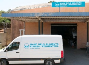 Una imagen del almacén y una furgoneta del Banc d'Aliments d'Eivissa i Formentera.