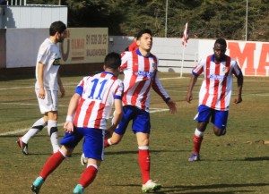 Dani Lozano, nuevo jugador del San Rafael, celebra un gol con el Atlético B.