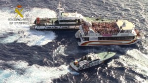 Dos embarcaciones de la Guardia Civil junto a una party boat.