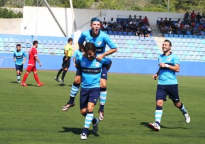 Los jugadores del Ciudad de Ibiza celebran el único gol del partido. Fotos: C. V.