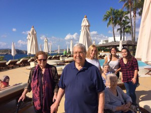 Un grupo de personas mayores, durante la visita al Hotel Destino de Pachá