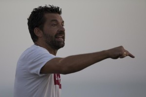 Tito García Sanjuán dirige a su equipo desde la banda. Foto: Paco Natera (Fútbol Pitiuso)