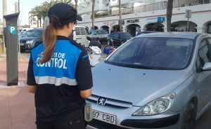 Una controladora de la zona azul en el aparcamiento de la Savina, en Formentera. 