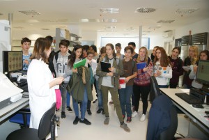 Los alumnos del IES Sa Blanca Dona visitan los nuevos laboratorios del Hospital Can Misses