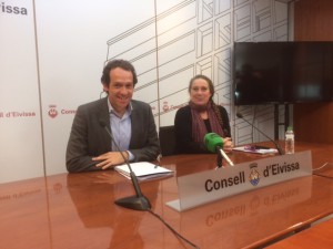 Marc Pons y Viviana de Sans en rueda de prensa en el Consell de Ibiza. 