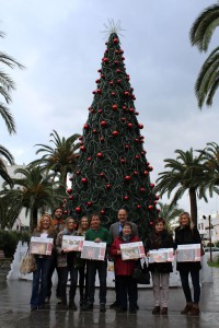 L’alcalde de Santa Eulària des Riu, Vicent Marí, i la regidora de Promoció Econòmica, Carmen Ferrer, han entregat aquest matí els premis als millors aparadors nadalencs del poble de Santa Eulària des Riu.
