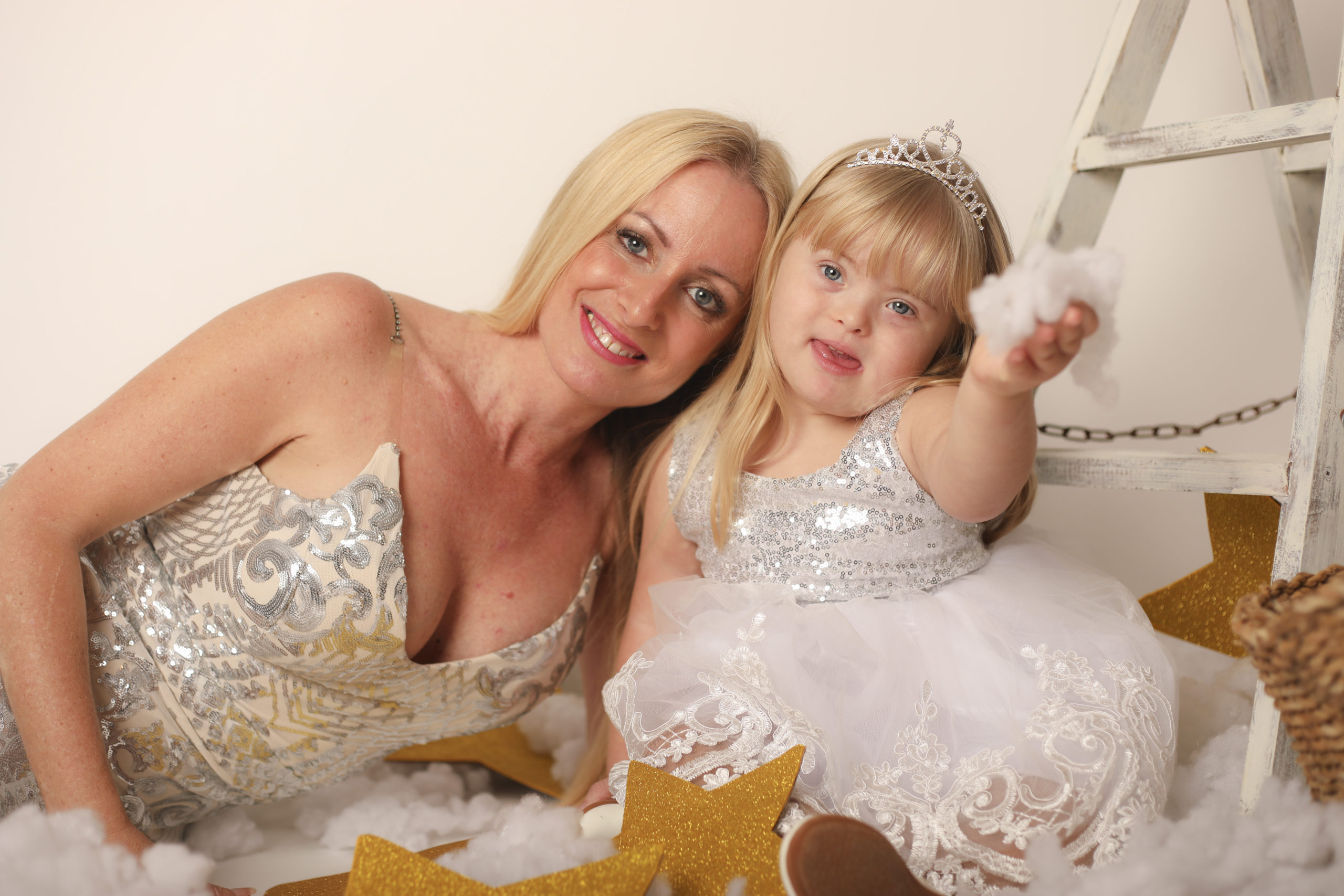 Emma Torres y su hija Aira, galardonadas con el Red Blazer Excellence &amp; Achievement Award