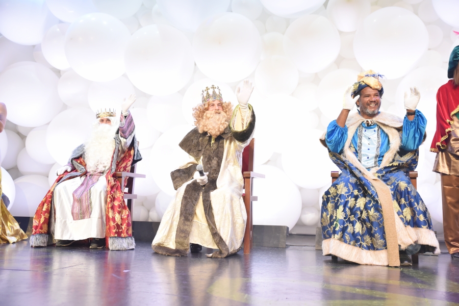 Unas 1.400 personas disfrutan de la llegada de los Reyes Magos a Santa Eulària