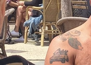 Los turistas tatuados, en una terraza del centro de Ibiza. Imagen de Onda Cero Ibiza.