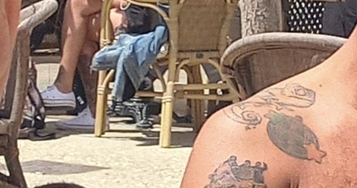 Los turistas tatuados, en una terraza del centro de Ibiza. Imagen de Onda Cero Ibiza.