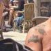 Los turistas tatuados, en una terraza del centro de Ibiza. Imagen de Onda Cero Ibiza.