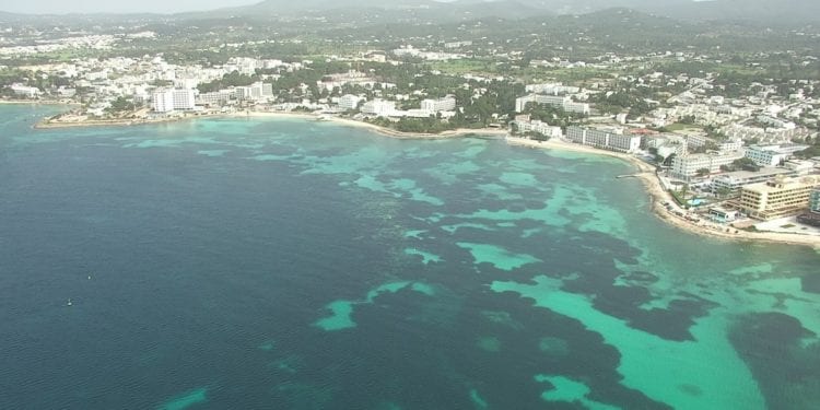 Bahía Sant Antoni tras la limpieza del fondo del litoral.