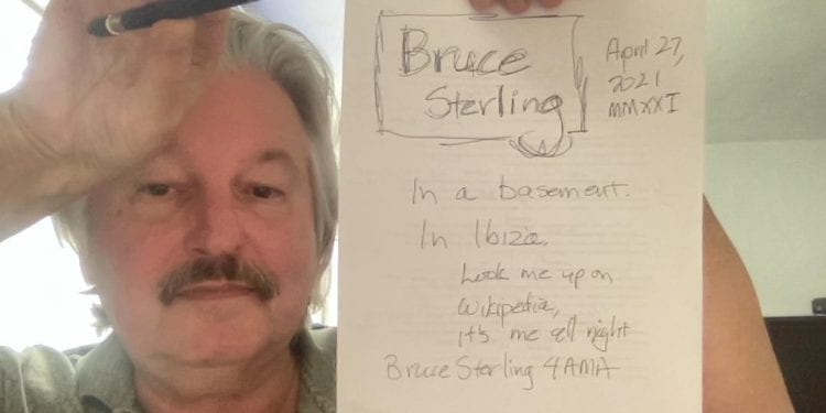Bruce Sterling muestra a sus seguidores que es él con esta foto tomada en el sótano de su casa en Ibiza.