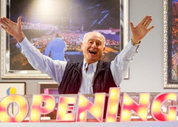 Pepe Roselló posa en la cabina de dj del museo de Space en el Polígono de Montecristo. Foto de Toni Escobar.