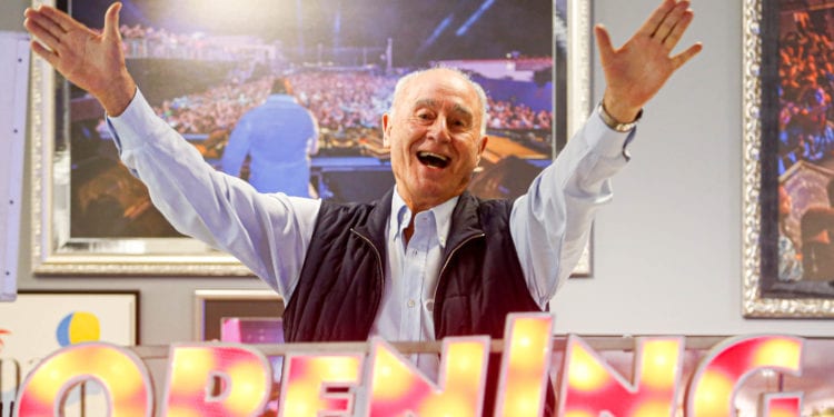 Pepe Roselló posa en la cabina de dj del museo de Space en el Polígono de Montecristo. Foto de Toni Escobar.