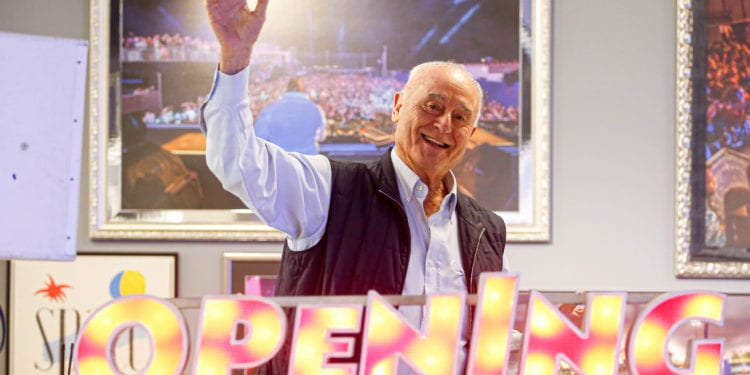 Pepe Roselló en la cabina que hay en el museo de Space en la nave de Montecristo. Foto de Toni Escobar.