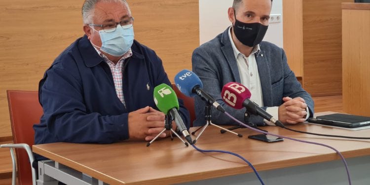 Antoni Marí, alcalde de Sant Joan junto al conseller Mariano Juan en una imagen de archivo.