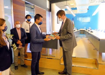 Marcos Serra hace un obsequio a Elliott en la sede consistorial.