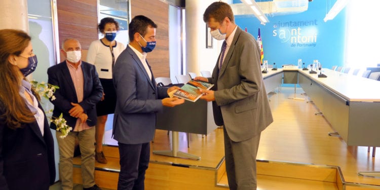 Marcos Serra hace un obsequio a Elliott en la sede consistorial.