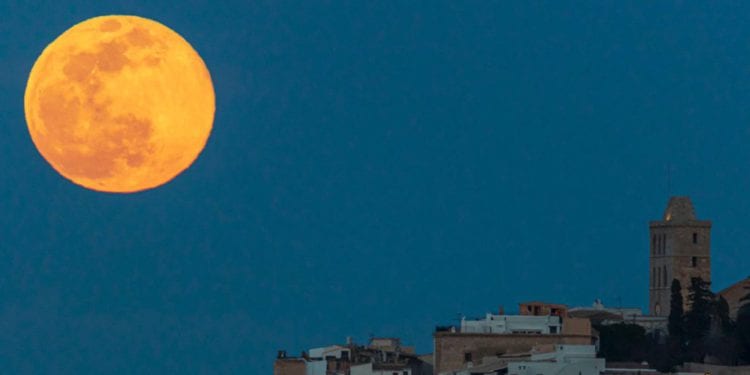 Superluna de marzo en 2020 en Ibiza. Foto: Paco Natera.
