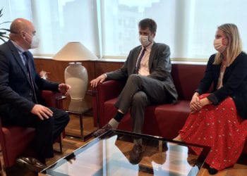 Vicent Marí con el embajador británico, Hugh Elliott, y la vicecónsul de Reino Unido en Baleares, Lucy Gorman.