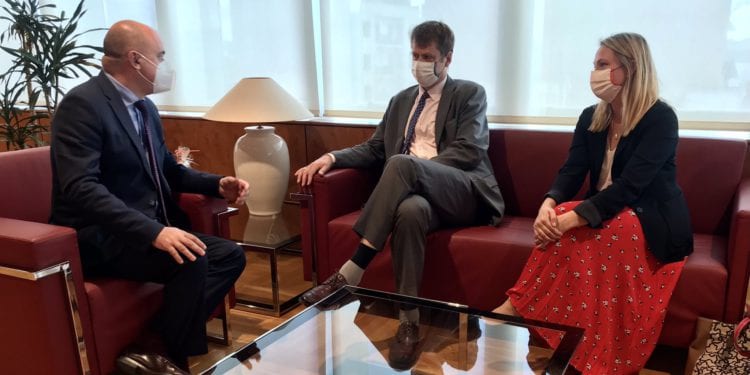 Vicent Marí con el embajador británico, Hugh Elliott, y la vicecónsul de Reino Unido en Baleares, Lucy Gorman.