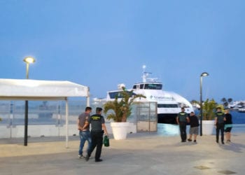 Los detenidos por la Guardia Civil en el puerto de Formentera