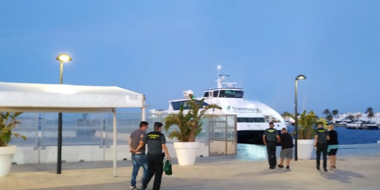 Los detenidos por la Guardia Civil en el puerto de Formentera