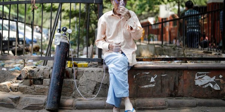 Un hombre enfermo recibe oxígeno en una calle de India hace unos días, en plena ola de Covid. Foto de Ninian Reid de Flickr