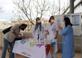 De izquierda a derecha, María Costa, documentalista y referente de la USP, Catia Serra Sala, enfermera de Control de infecciones y Paz Merino, jefa de la UCI y coordinadora de la USP.