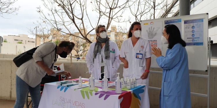 De izquierda a derecha, María Costa, documentalista y referente de la USP, Catia Serra Sala, enfermera de Control de infecciones y Paz Merino, jefa de la UCI y coordinadora de la USP.