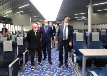 Abel Matutes, Vicent Marí y Adolfo Utor visitan el interior del barco. Imagen de Ibiza.travel