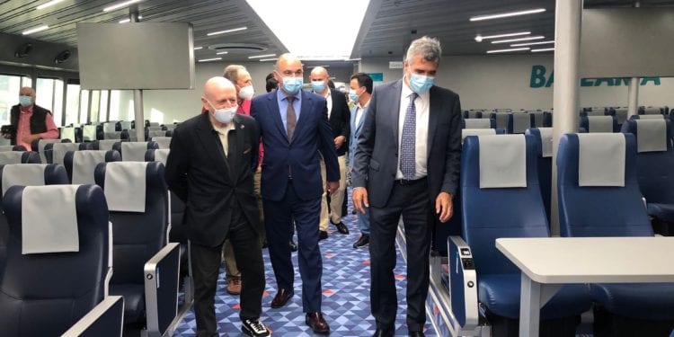 Abel Matutes, Vicent Marí y Adolfo Utor visitan el interior del barco. Imagen de Ibiza.travel