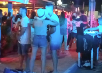 Gente de fiesta con música de DJ en la calle en Sant Antoni el sábado 29 de mayo. Foto de JCR