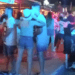Gente de fiesta con música de DJ en la calle en Sant Antoni el sábado 29 de mayo. Foto de JCR