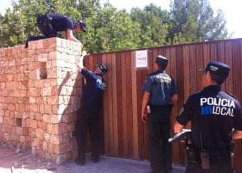 Una de las múltiples intervenciones en Casa Lola por parte de agentes de policía.