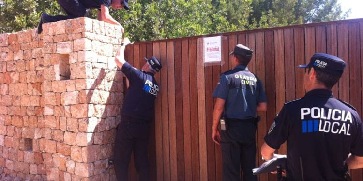 Una de las múltiples intervenciones en Casa Lola por parte de agentes de policía.
