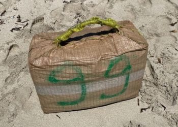 Uno de los fardos de hachís encontrados hoy. Foto: Ràdio Illa.