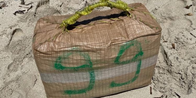 Uno de los fardos de hachís encontrados hoy. Foto: Ràdio Illa.