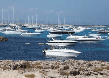 Barcos fondeados en el Parque Natural de ses Salines.