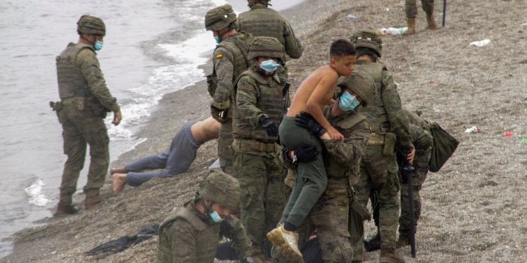 Inmigración en Ceuta. Foto: Ministerio de Defensa.