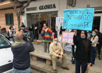 Ángel Ruiz-Valdepeñas, con megáfono a la puerta del Consell de Ibiza en una de las manifestaciones que ha encabezado.