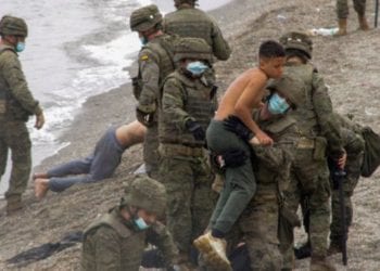 Menores llegados a Ceuta en una imagen del Ministerio de Defensa