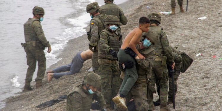 Menores llegados a Ceuta en una imagen del Ministerio de Defensa